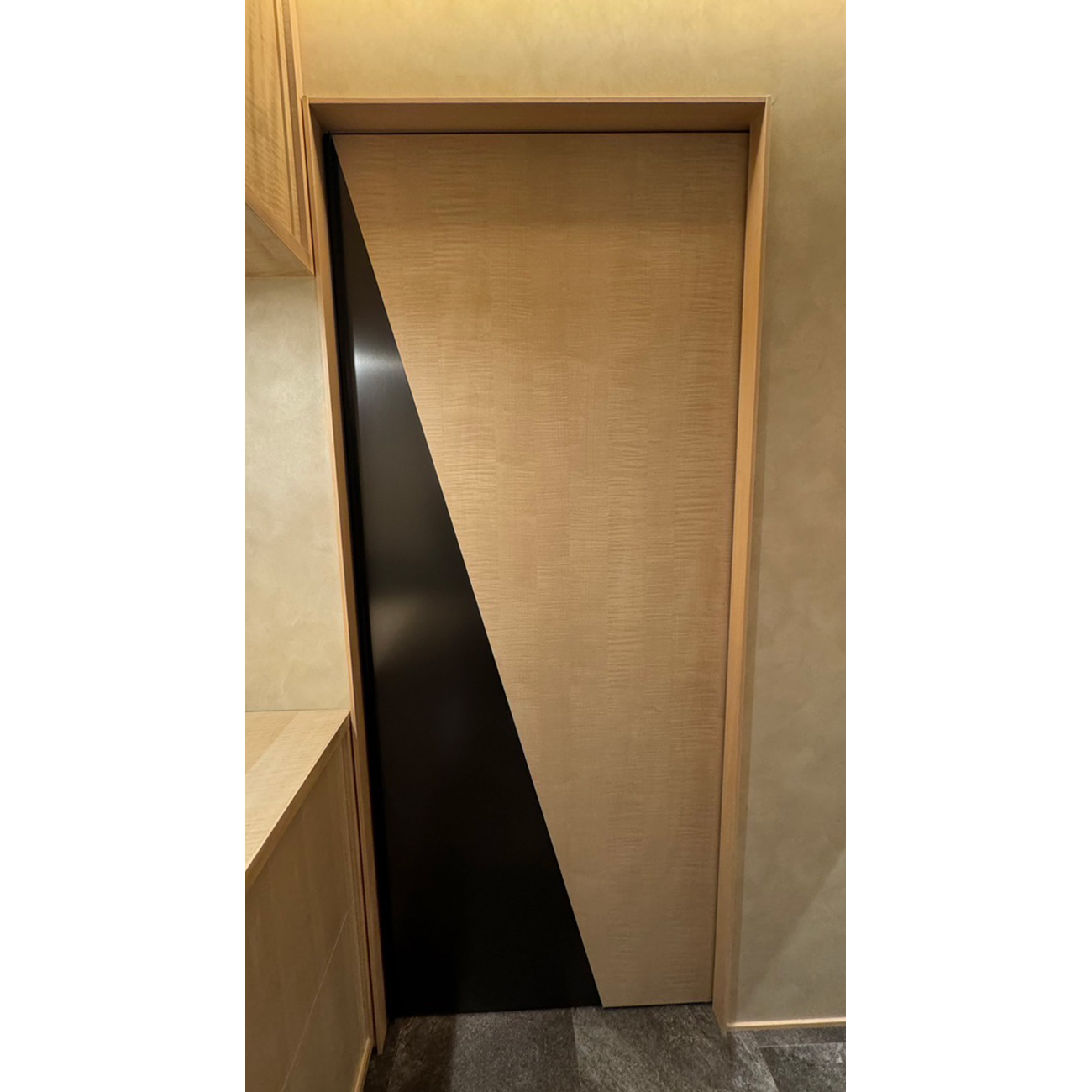 店舗内装（間仕切り扉）