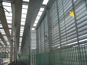 Sound barrier louver (station building)
