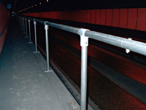トンネル内ハンドレール