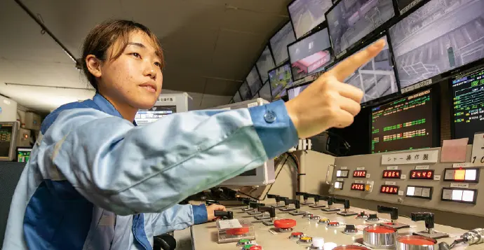 業務中の女性従業員の画像