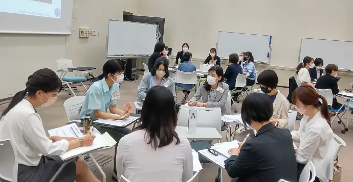 グループワーク中の女性従業員たちの画像